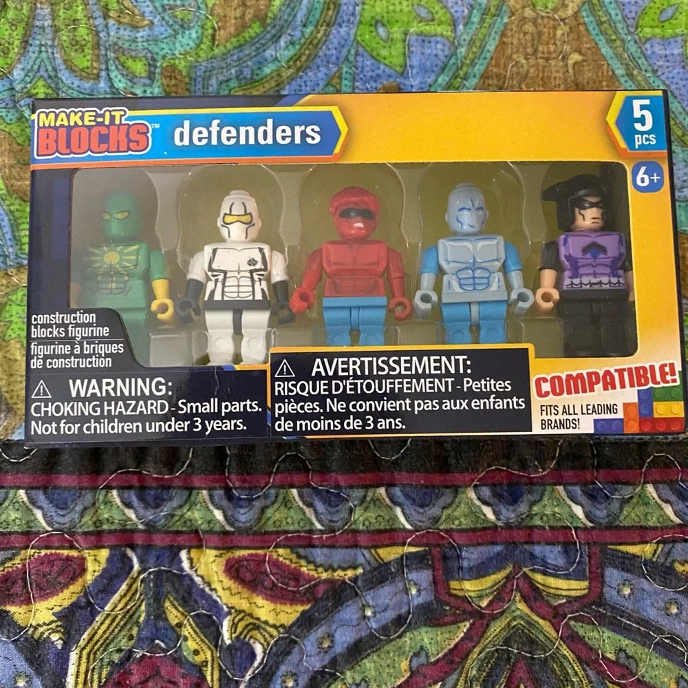 3 pr. of SpongeBob socks & 2 packs Defenders & 1 Galactic Battles make-it blocks